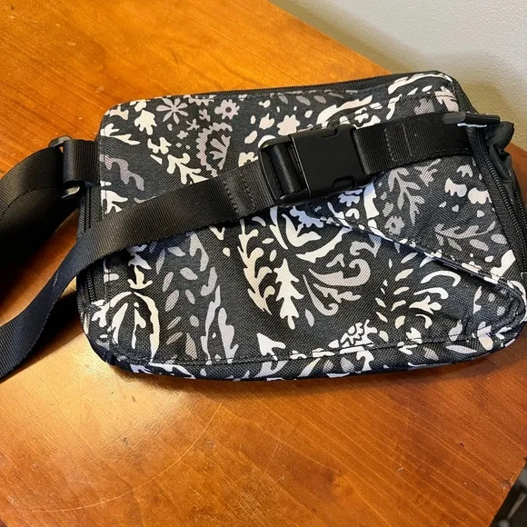 Vera Bradley Paisley, black and white Noir belt bag - Picture 7 of 8